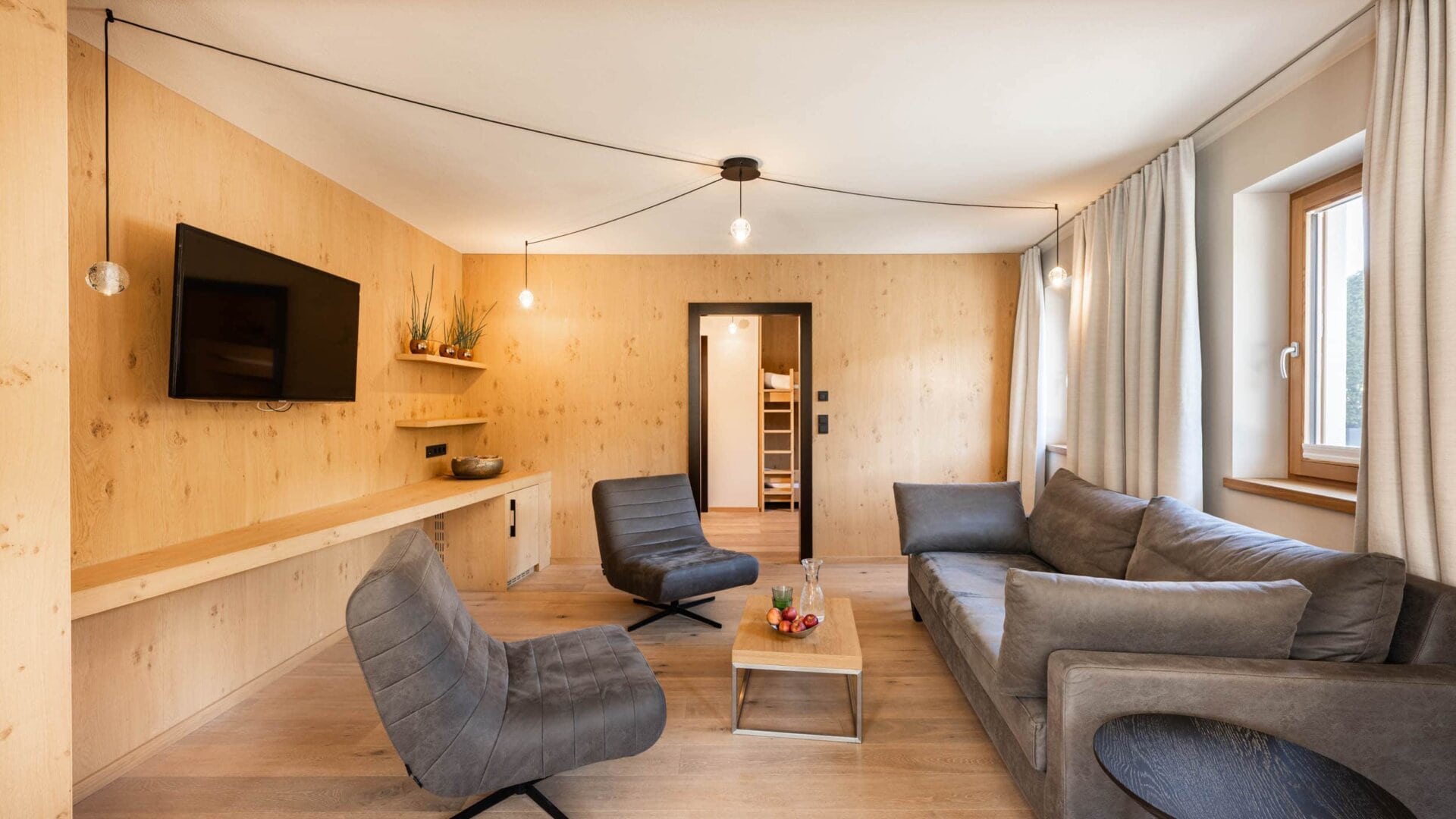 Modernes Wohnzimmer mit Holzwänden und Möbeln